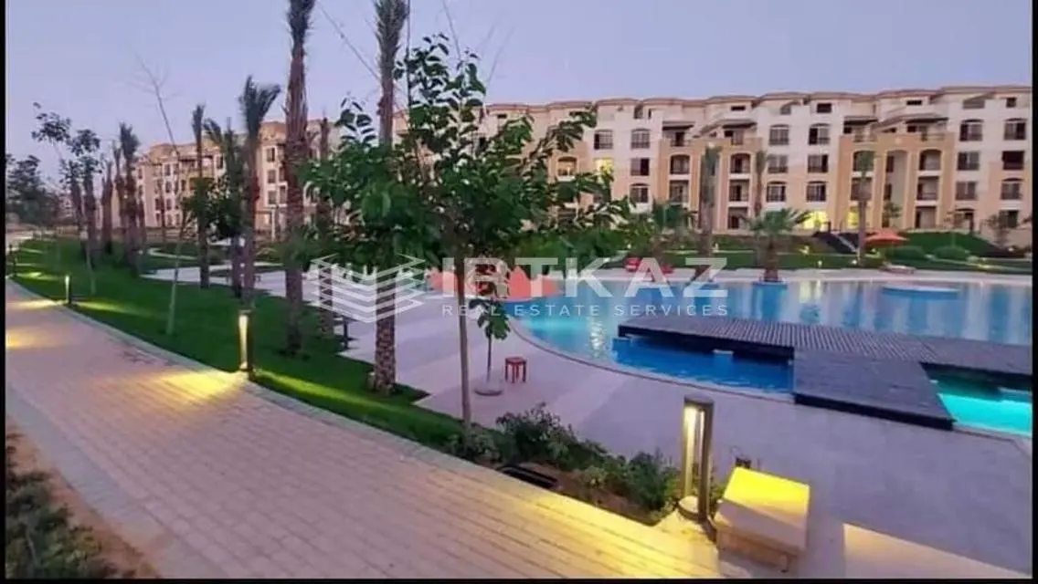 شقة فاخرة مطلة على بحيرة مع غرف دراسة ومسبح مشترك