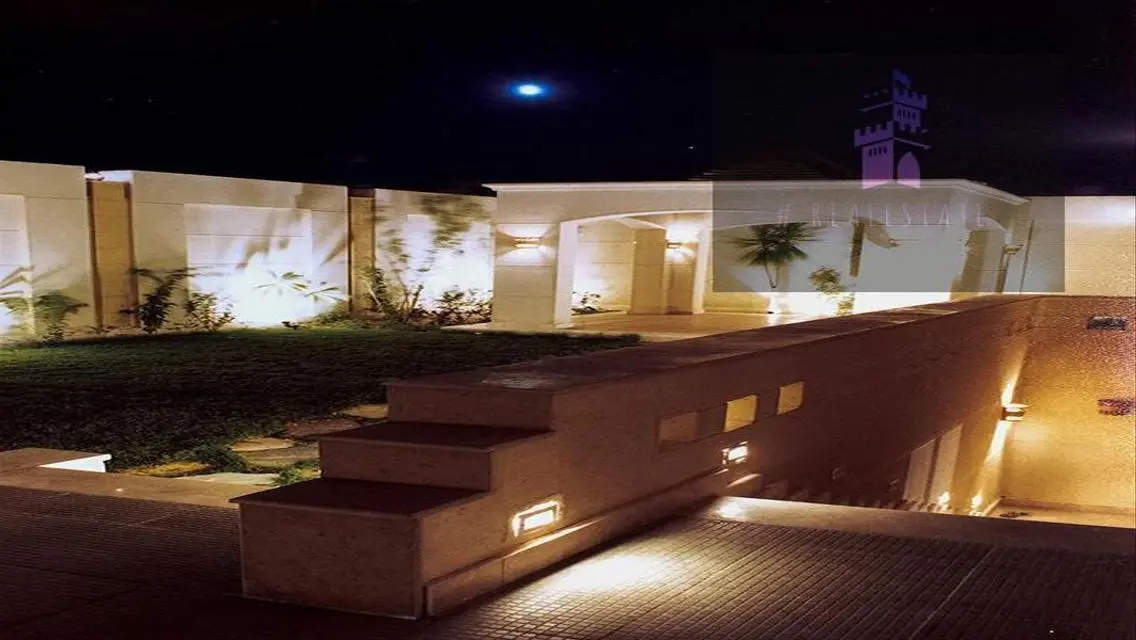 فيلا فاخرة للبيع بمساحة 1000 متر مربع
