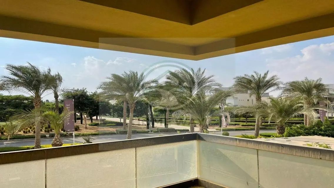 عقار فاخر للبيع في موقع متميز