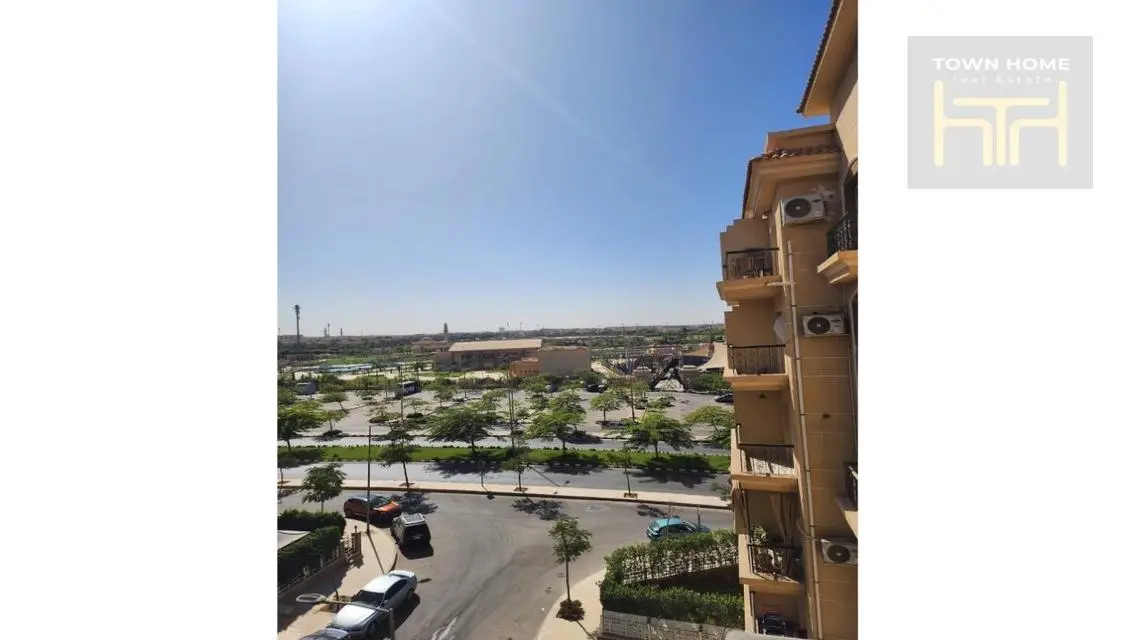 شقة فاخرة بمساحة واسعة مع شرفة وواجهة مميزة