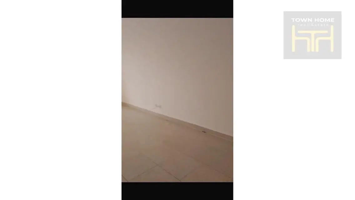 شقة فاخرة بمساحة واسعة مع شرفة وواجهة مميزة