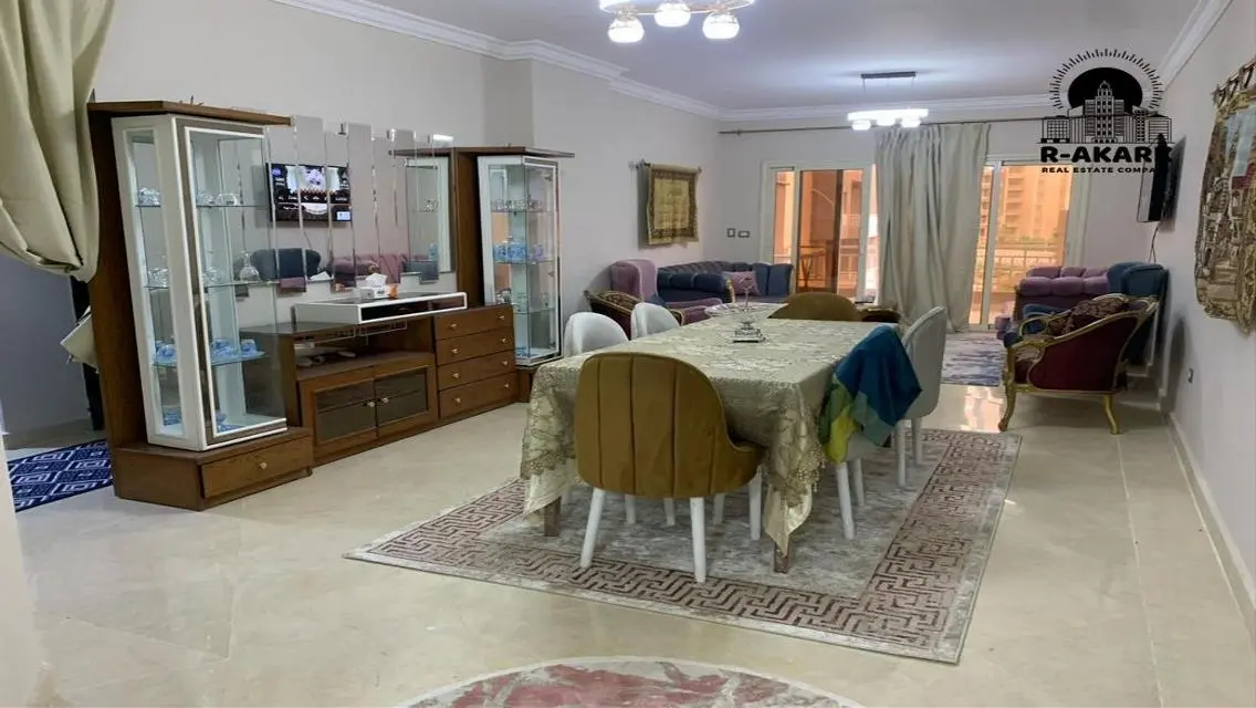 شقة فاخرة بمساحة مريحة مع حديقة خاصة
