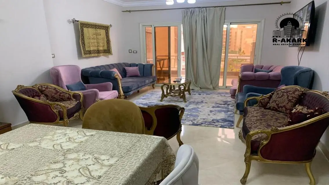 شقة فاخرة بمساحة مريحة مع حديقة خاصة