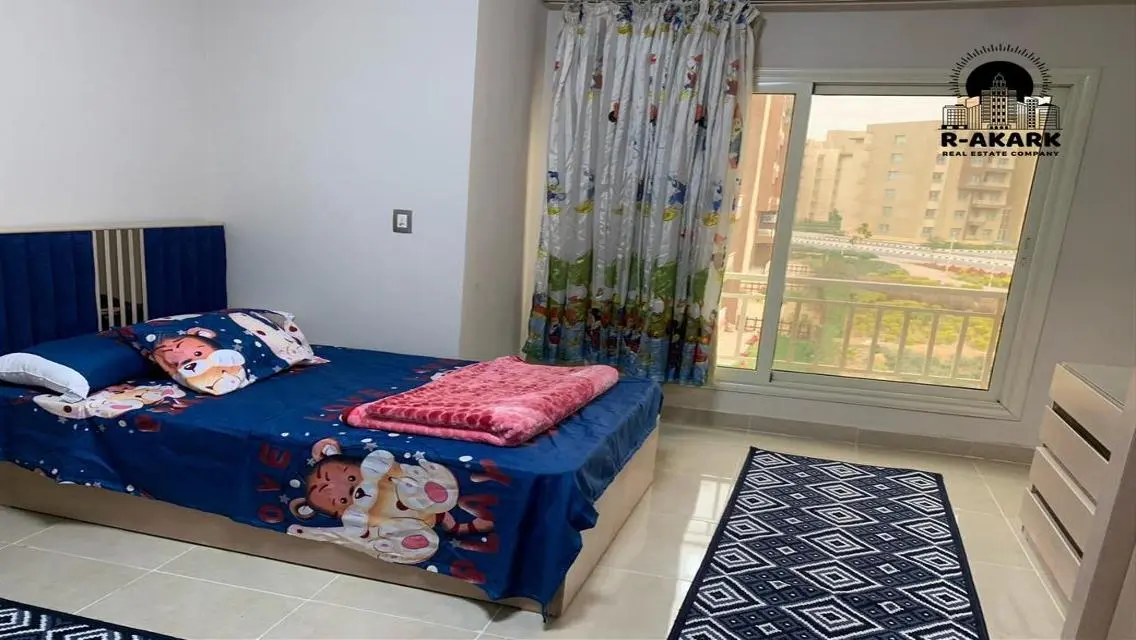 شقة فاخرة بمساحة مريحة مع حديقة خاصة