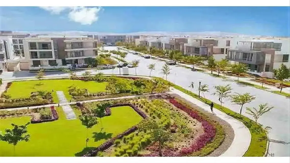 فيلا فاخرة للبيع مع حديقة ومسبح مشترك