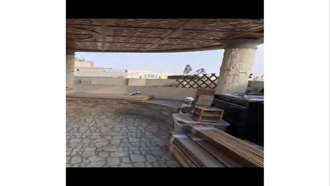 شقة فاخرة للبيع بمساحة واسعة في موقع مركزي