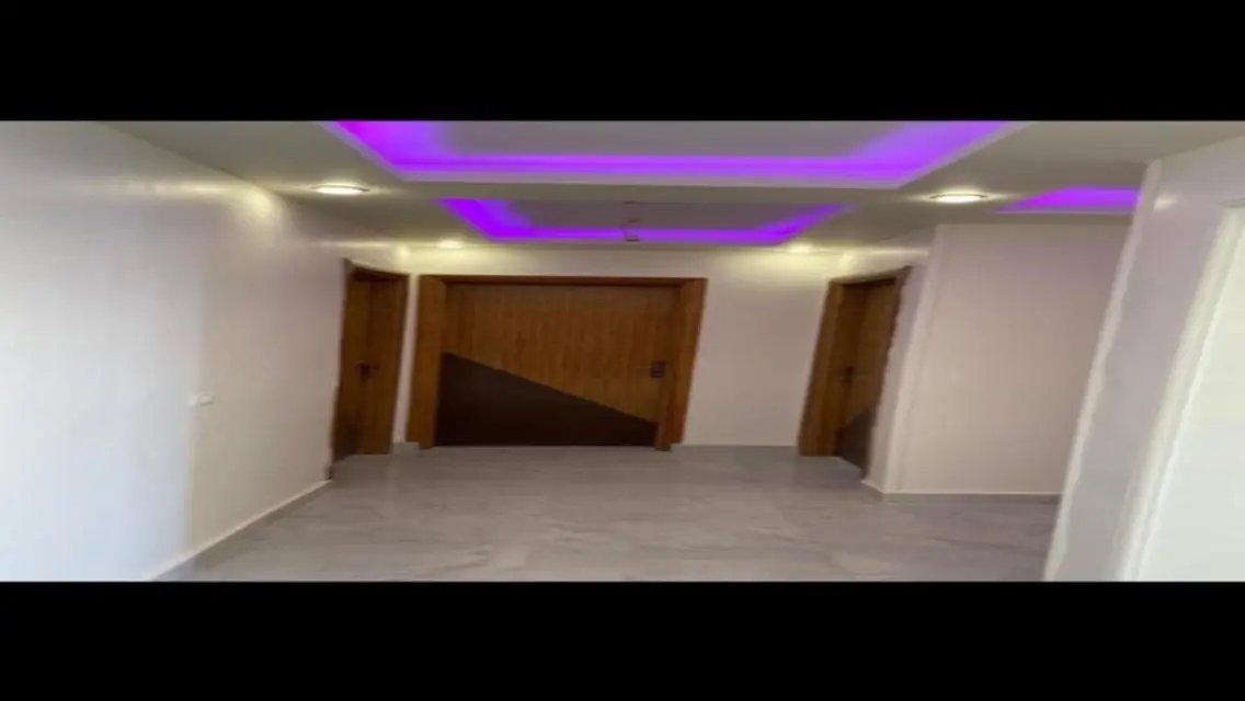 شقة فاخرة بتصميم حديث للإيجار