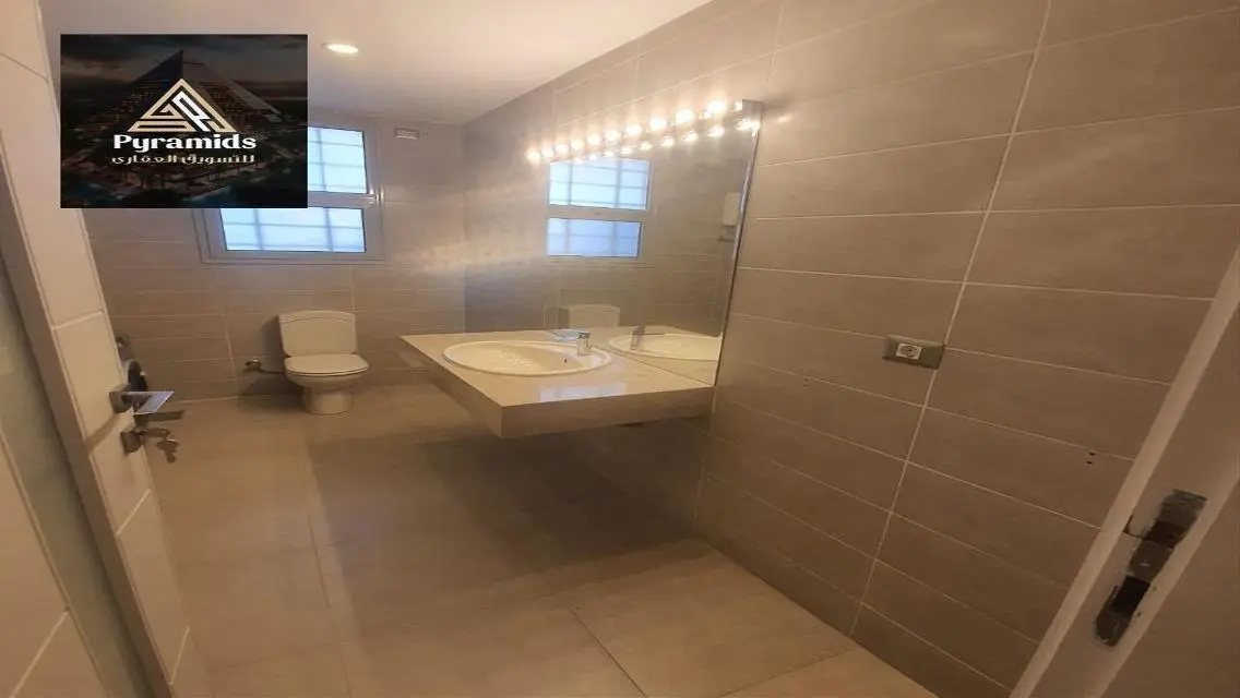 شقة فاخرة بمساحة واسعة للبيع