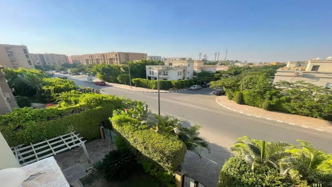 شقة فاخرة للبيع مع حديقة خاصة