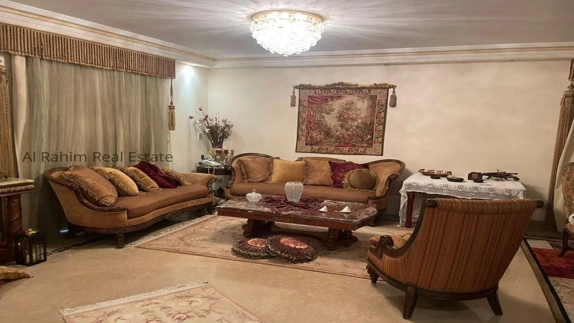 شقة فاخرة للبيع مع حديقة خاصة