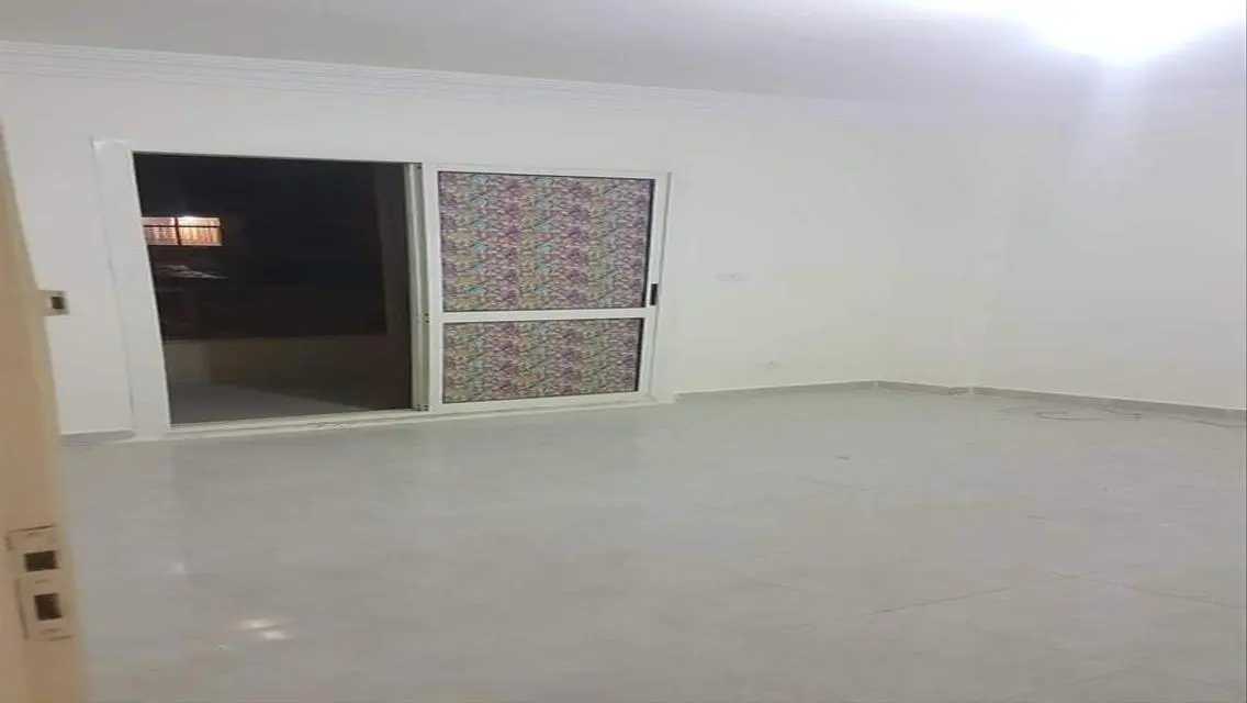 شقة فاخرة بمساحة كبيرة مع شرفة وحديقة خاصة