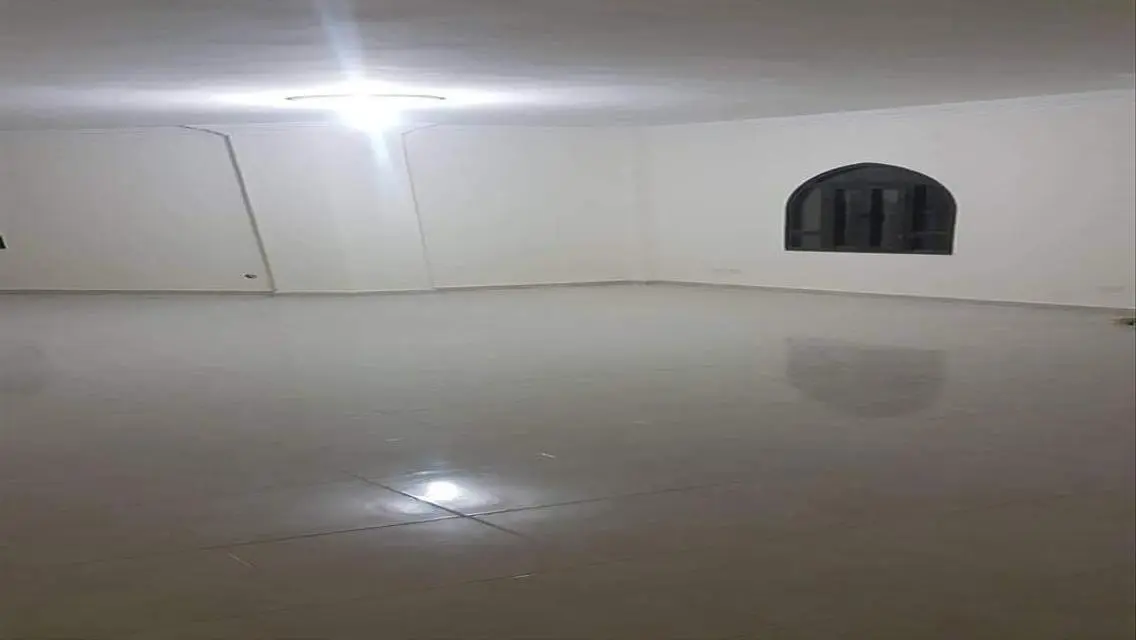 شقة فاخرة بمساحة كبيرة مع شرفة وحديقة خاصة