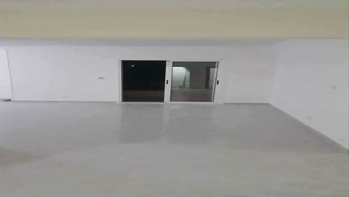 شقة فاخرة بمساحة كبيرة مع شرفة وحديقة خاصة