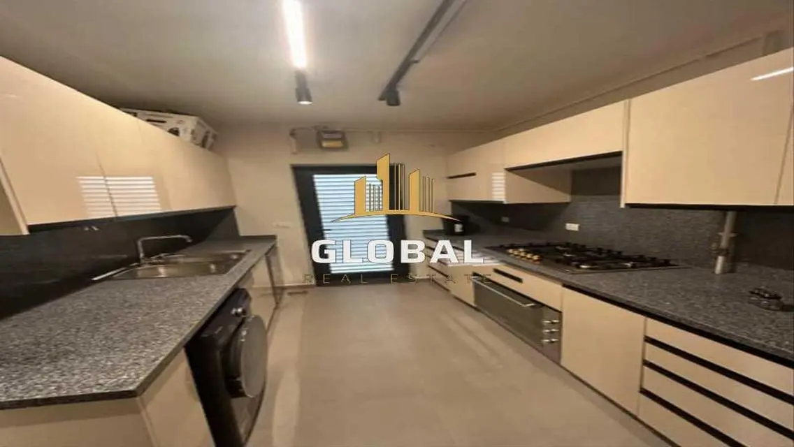 فيلا رائعة تطل على البحيرات للبيع