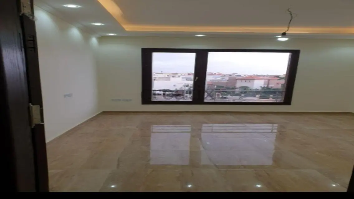 شقة فاخرة بمساحة 290 متر مربع مع جميع المرافق