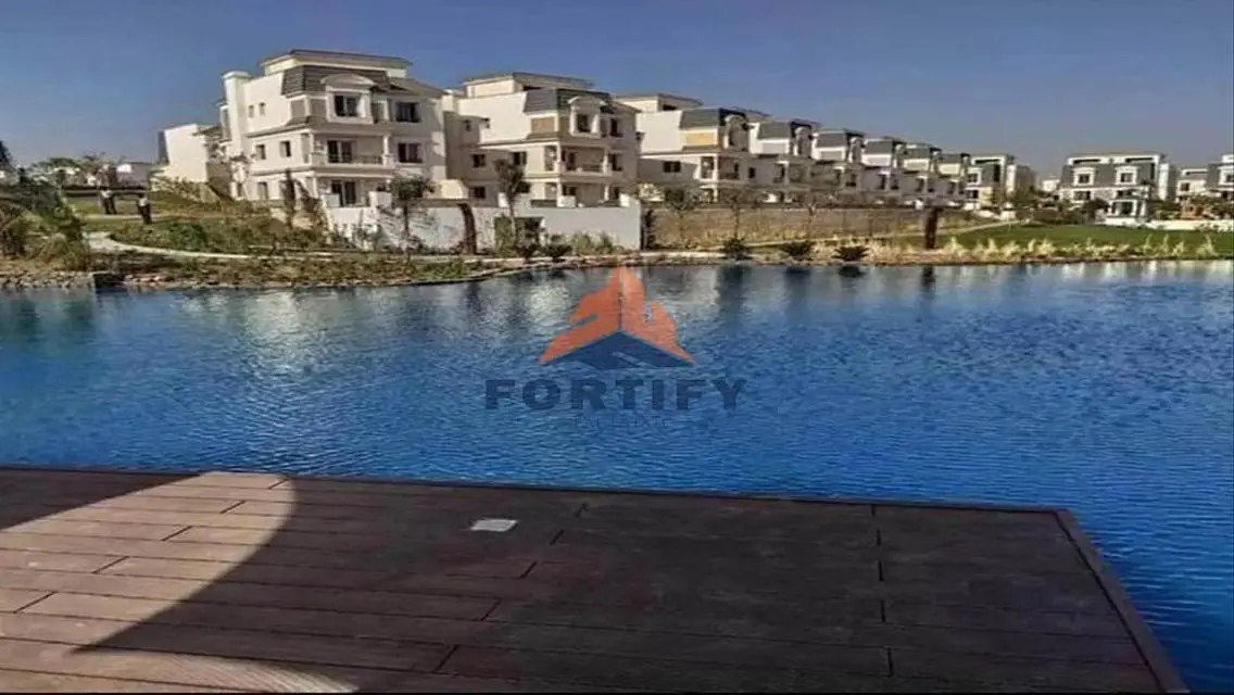 فيلا فاخرة للبيع بحديقة خاصة ومسبح