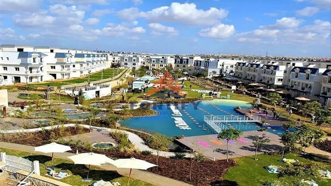 فيلا فاخرة للبيع بحديقة خاصة ومسبح