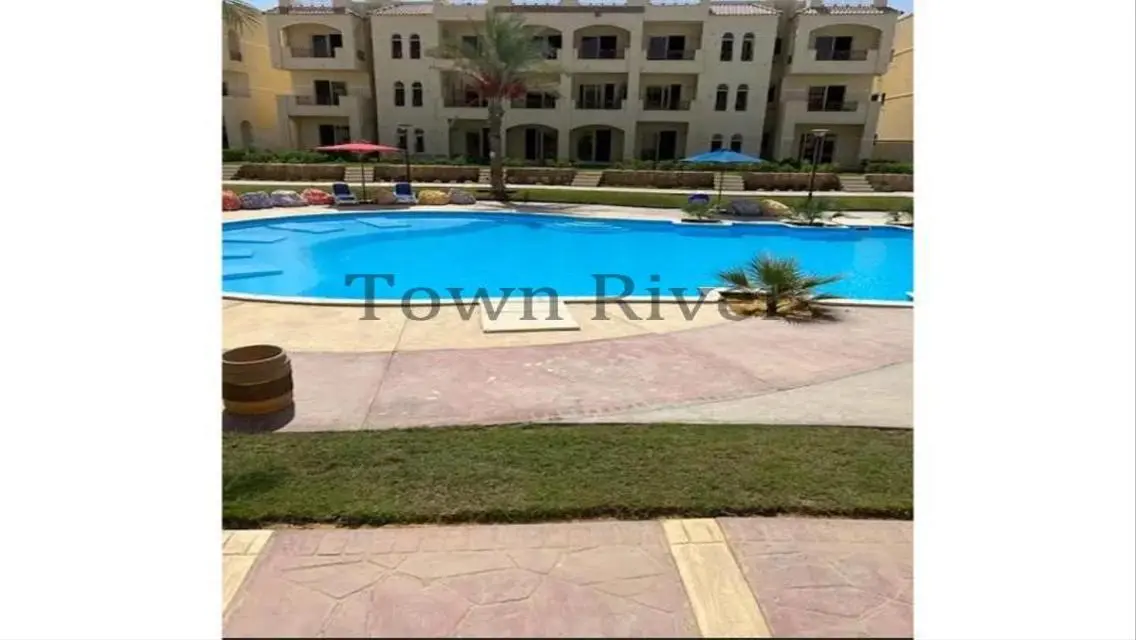 فيلا فاخرة للبيع بمساحة كبيرة مع إطلالة رائعة
