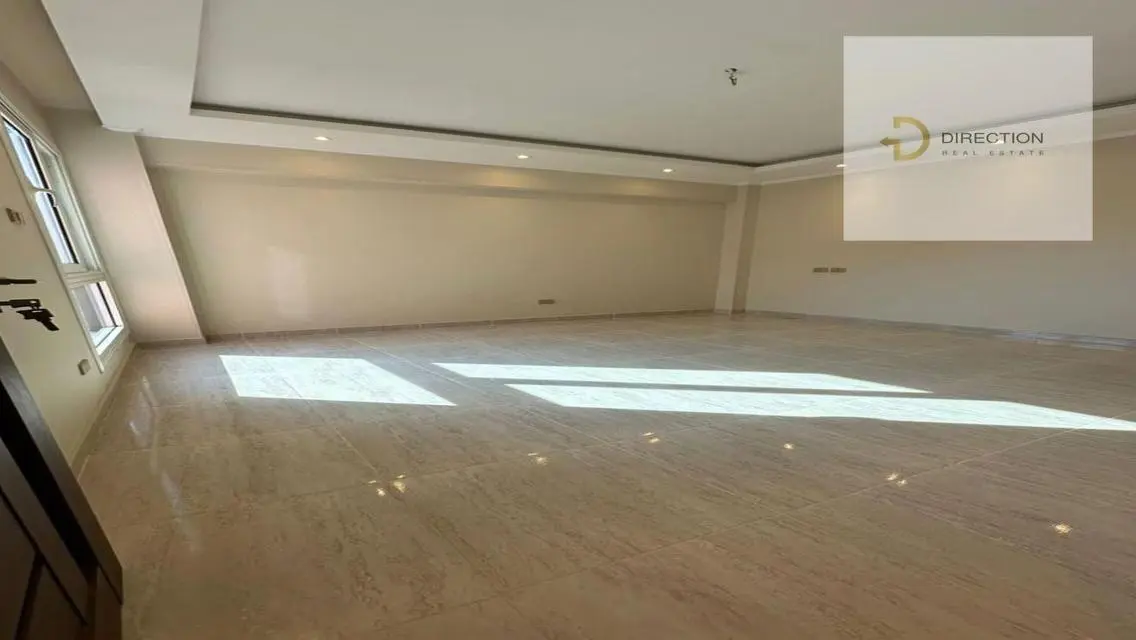 Luxurious Apartment with Stunning Views of Lakes and Landmarks