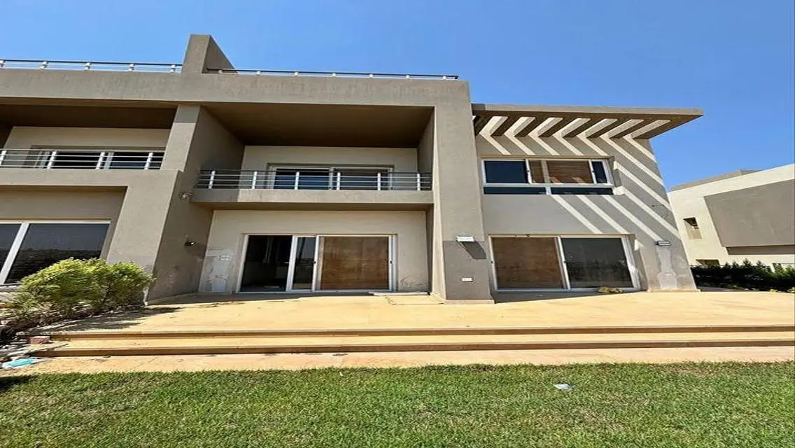Luxury Villa with 700 sqm Overlooking Lakes