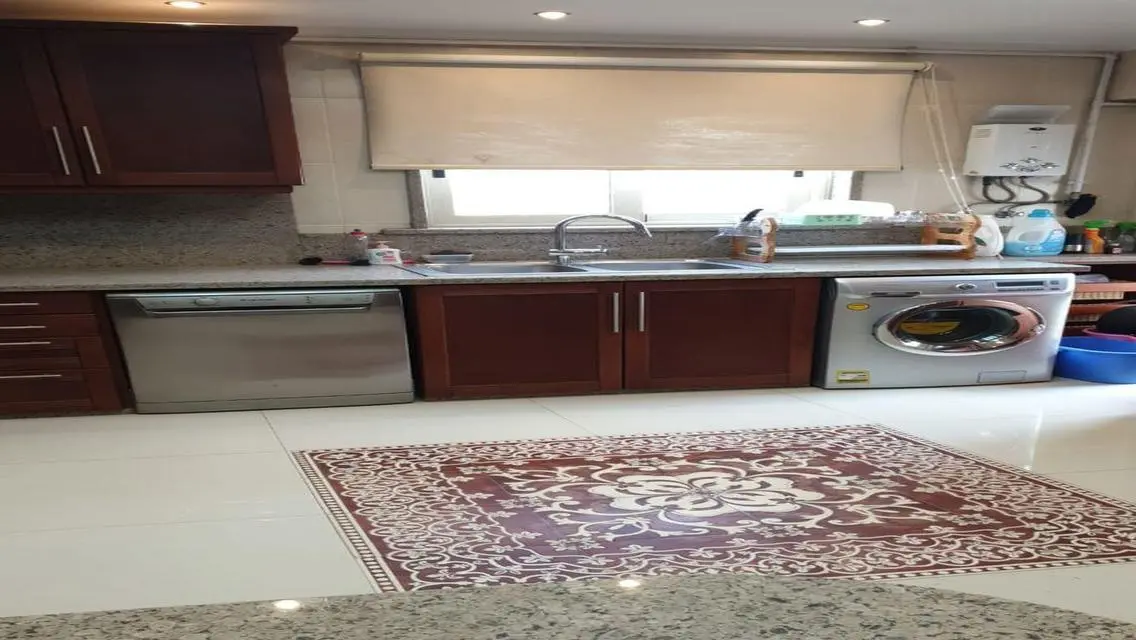 شقة فاخرة مع شرفة للبيع
