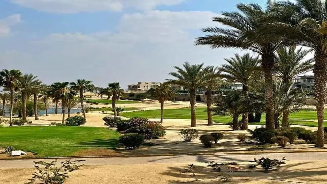 شقة فاخرة بـ 4 غرف نوم وحمام سباحة مشترك