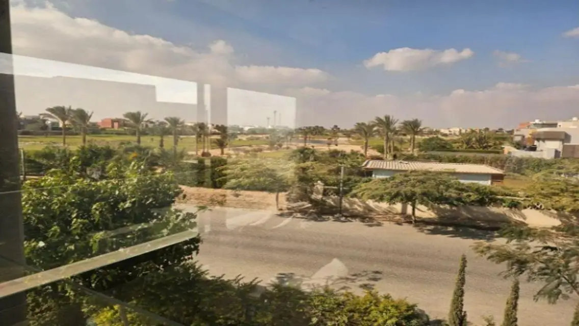 شقة فاخرة بـ 4 غرف نوم وحمام سباحة مشترك