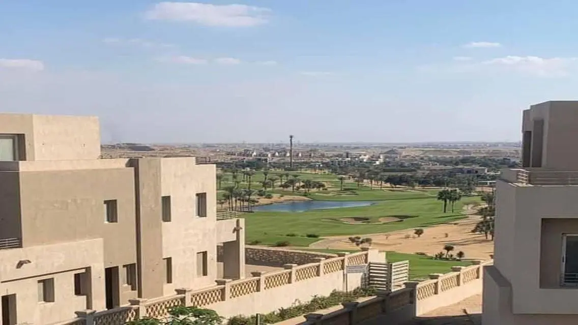 شقة فاخرة بـ 4 غرف نوم وحمام سباحة مشترك