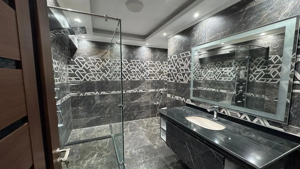 994 Sq M House for Investment and Renovation with Landmark View
