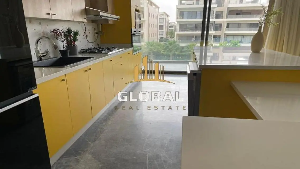 شقة فاخرة بمساحة مريحة تطل على بحيرات
