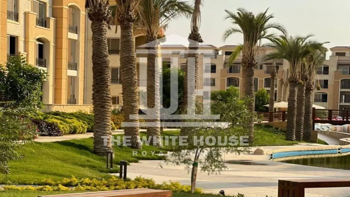 سكن حجري للبيع بمساحة واسعة مع خدمات فاخرة