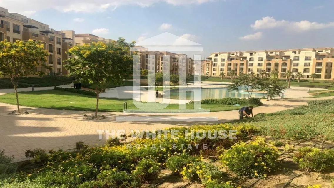 سكن حجري للبيع بمساحة واسعة مع خدمات فاخرة