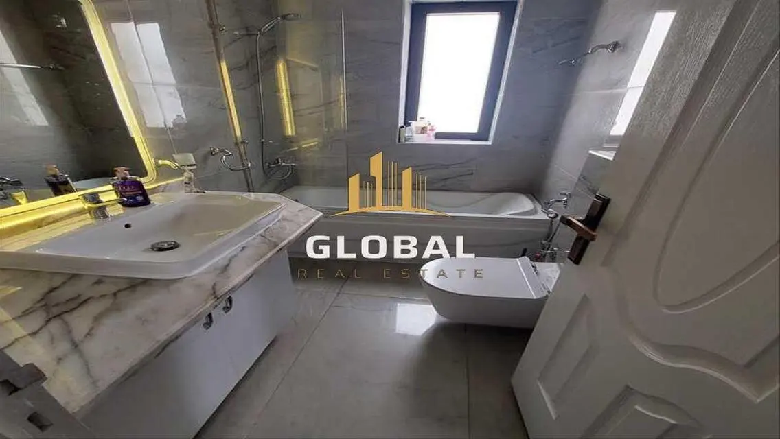 Luxury Apartment with Lake View - Code 194