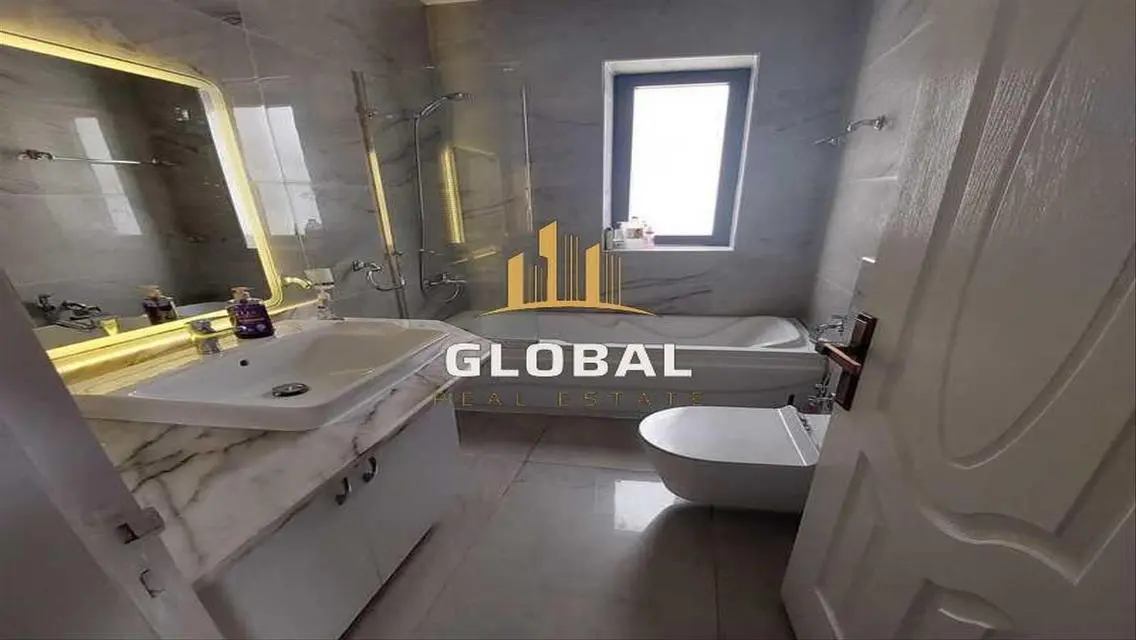 Luxury Apartment with Lake View - Code 194
