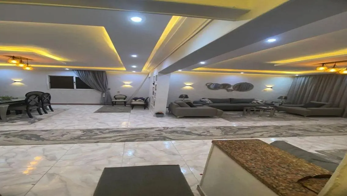 شقة فاخرة بمساحة 240 متر للبيع