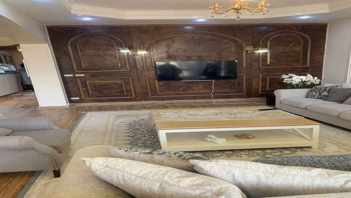 شقة فاخرة بمساحة 240 متر للبيع