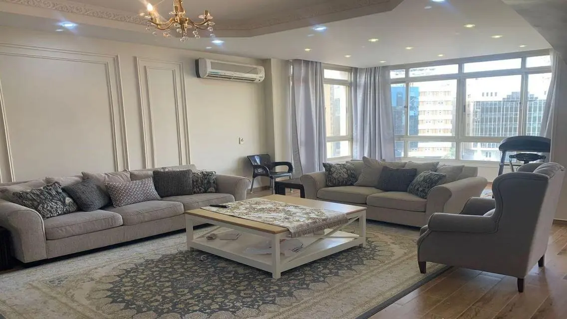 شقة فاخرة بمساحة 240 متر للبيع