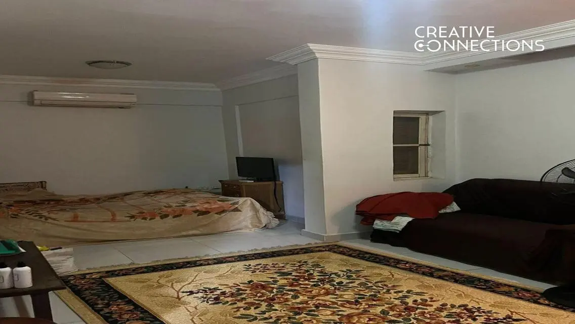 شقة مميزة بفناء وحديقة خاصة