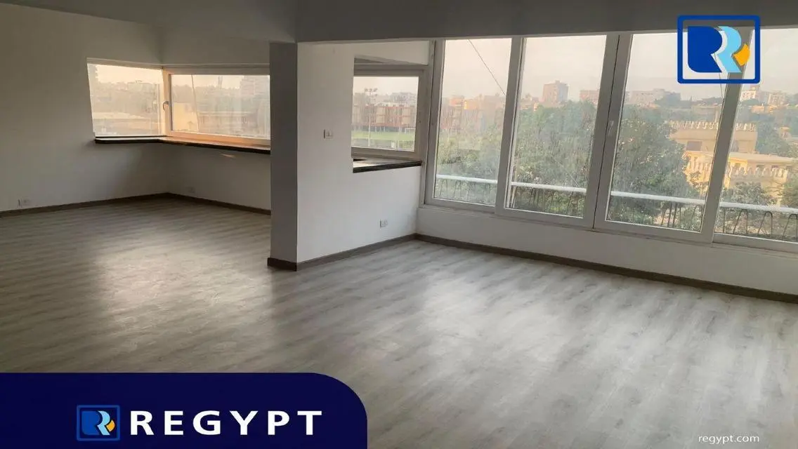 شقة فاخرة بمساحة واسعة للإيجار في منطقة حيوية
