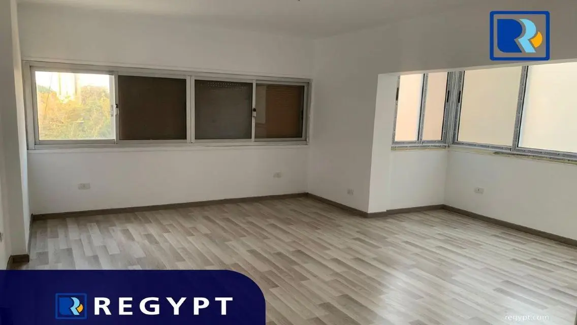 شقة فاخرة بمساحة واسعة للإيجار في منطقة حيوية