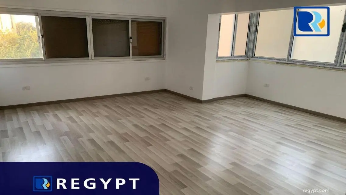 شقة فاخرة بمساحة واسعة للإيجار في منطقة حيوية