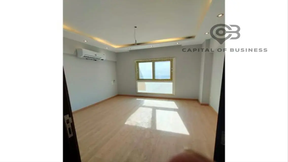 شقة للبيع بمساحة واسعة تطل على بحيرات