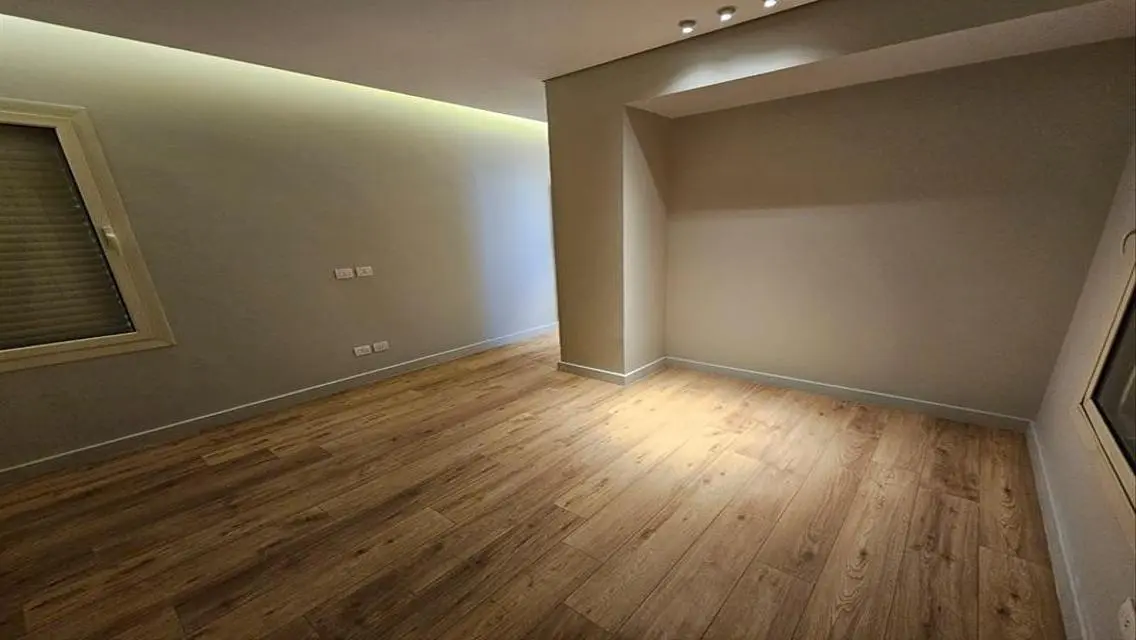 شقة مميزة مع حديقة ومسبح خاص للبيع