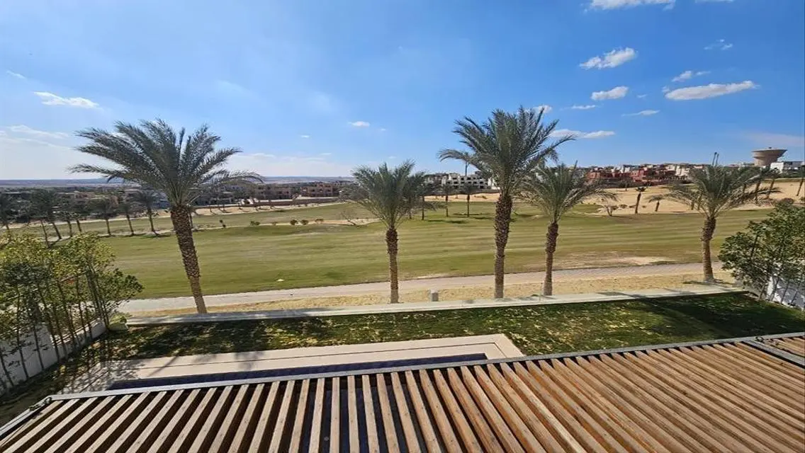 شقة مميزة مع حديقة ومسبح خاص للبيع