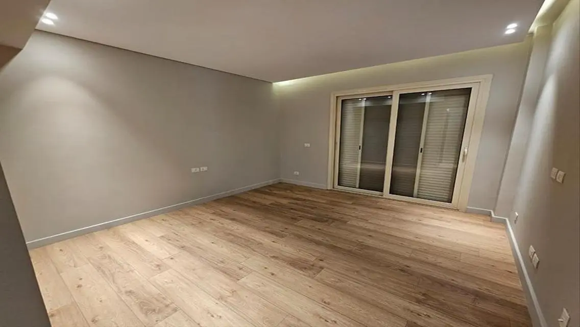 شقة مميزة مع حديقة ومسبح خاص للبيع