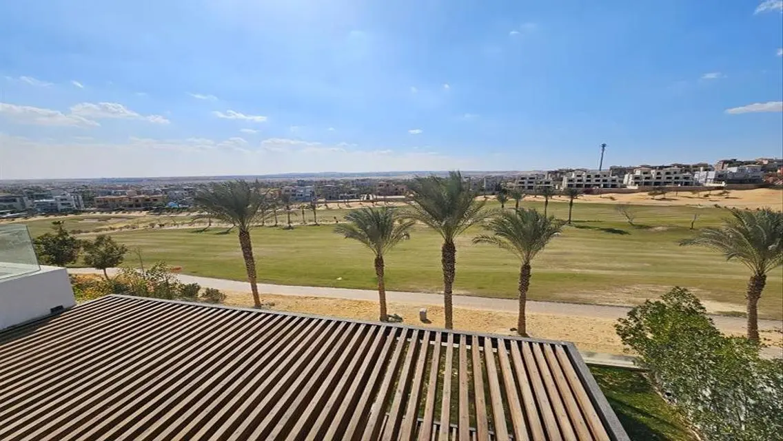 شقة مميزة مع حديقة ومسبح خاص للبيع