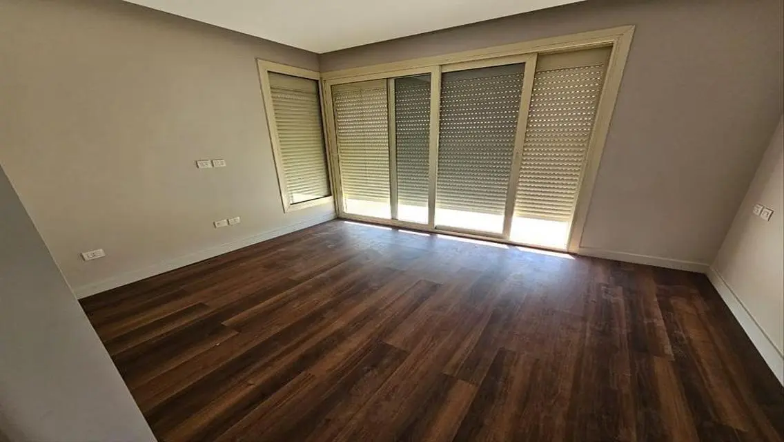 شقة مميزة مع حديقة ومسبح خاص للبيع