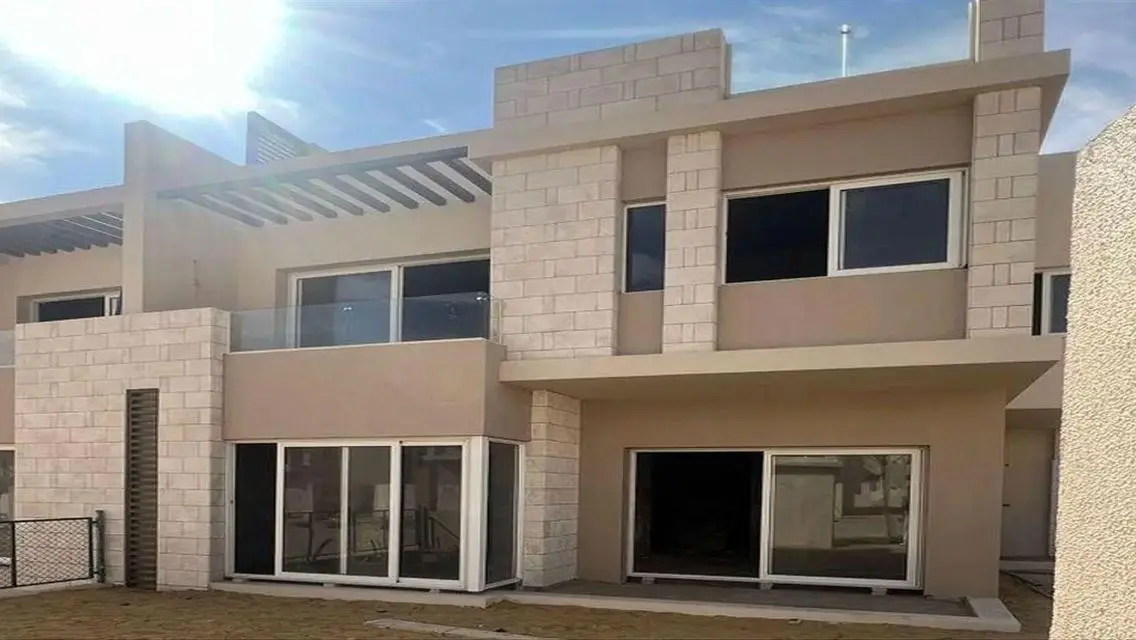 فيلا فاخرة للبيع بمساحة واسعة بالقرب من بحيرات