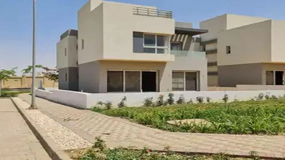 فيلا فاخرة للبيع بمساحة واسعة بالقرب من بحيرات