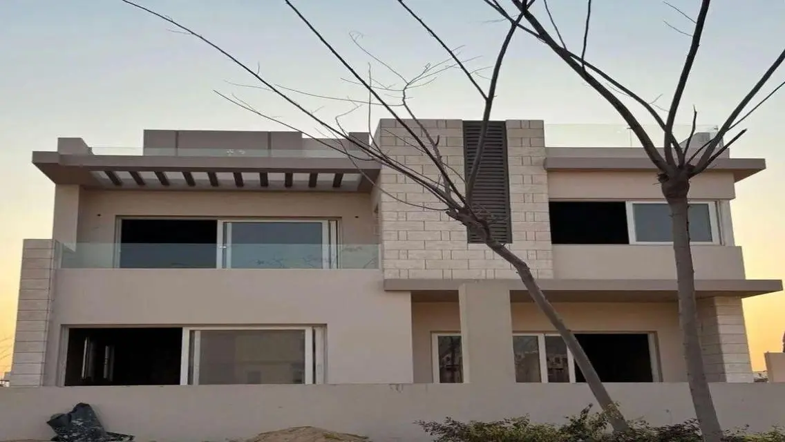 فيلا فاخرة للبيع بمساحة واسعة بالقرب من بحيرات